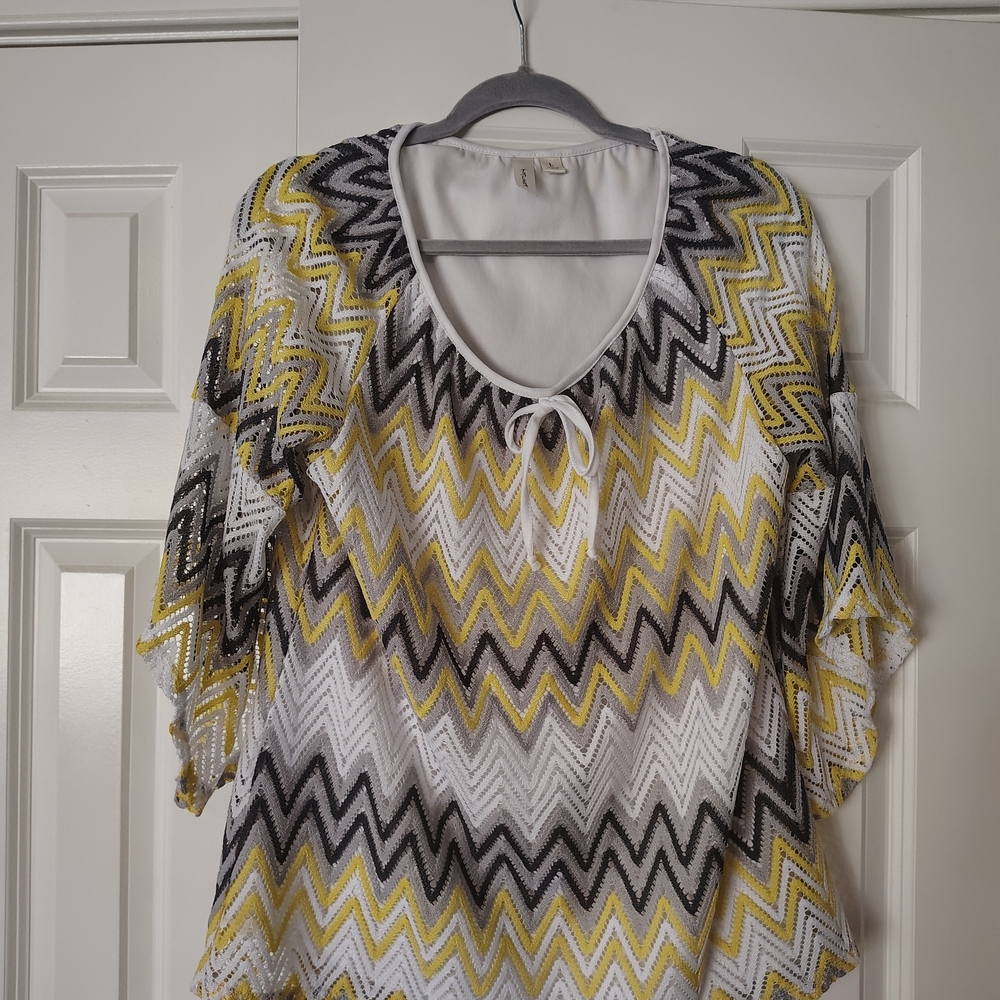Tacera Chevron Blouse - Yellow, Black, White Large Short Sleeve Euc